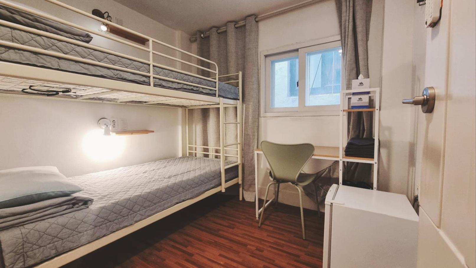 Blue Boat Myeongdong Hostel *
